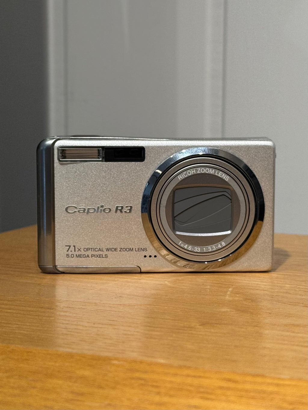 Ricoh Caplio R3, sølv