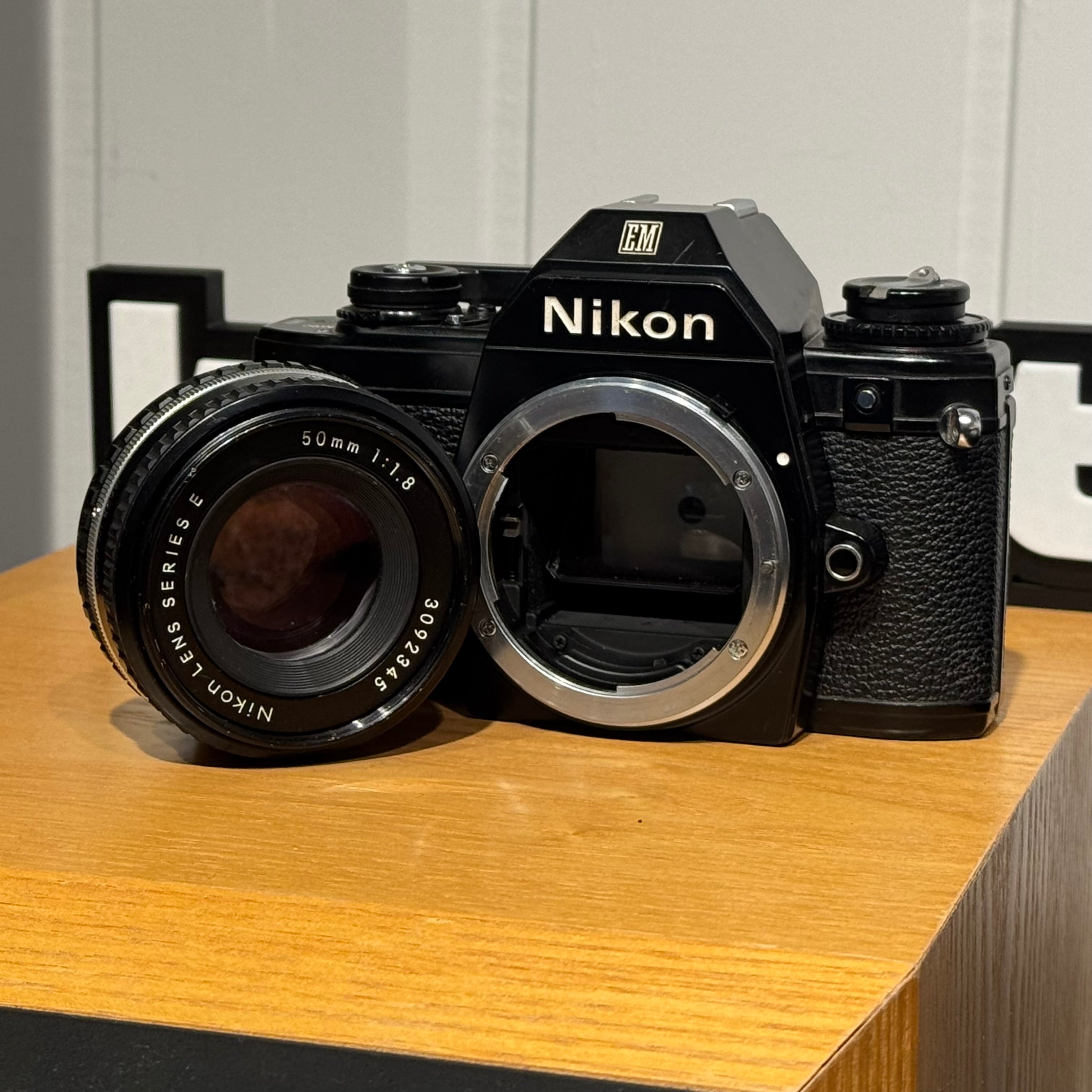 Nikon EM med Nikon Series E 50mm f/1.8